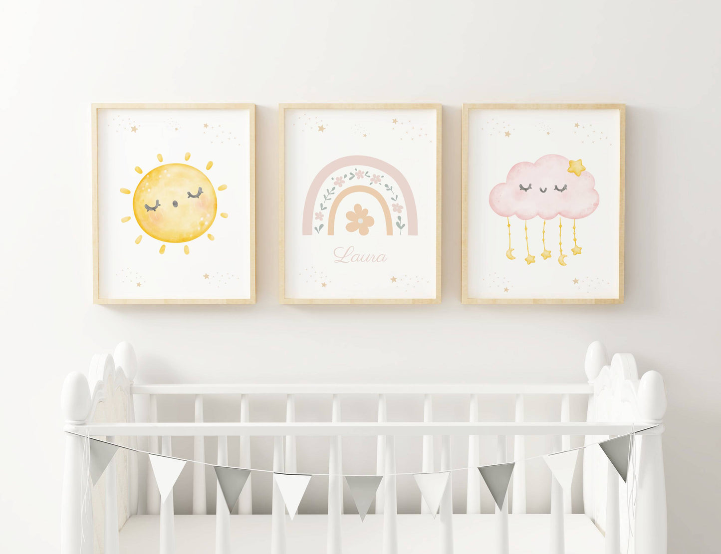 ❤️ Découvrez notre set de 3 affiches enfant au style bohème : un arc-en-ciel fleuri, un soleil et un nuage. &nbsp;L'affiche arc en ciel peut être personnalisée avec le prénom de votre petit trésor. Une touche unique et magique pour sa chambre !