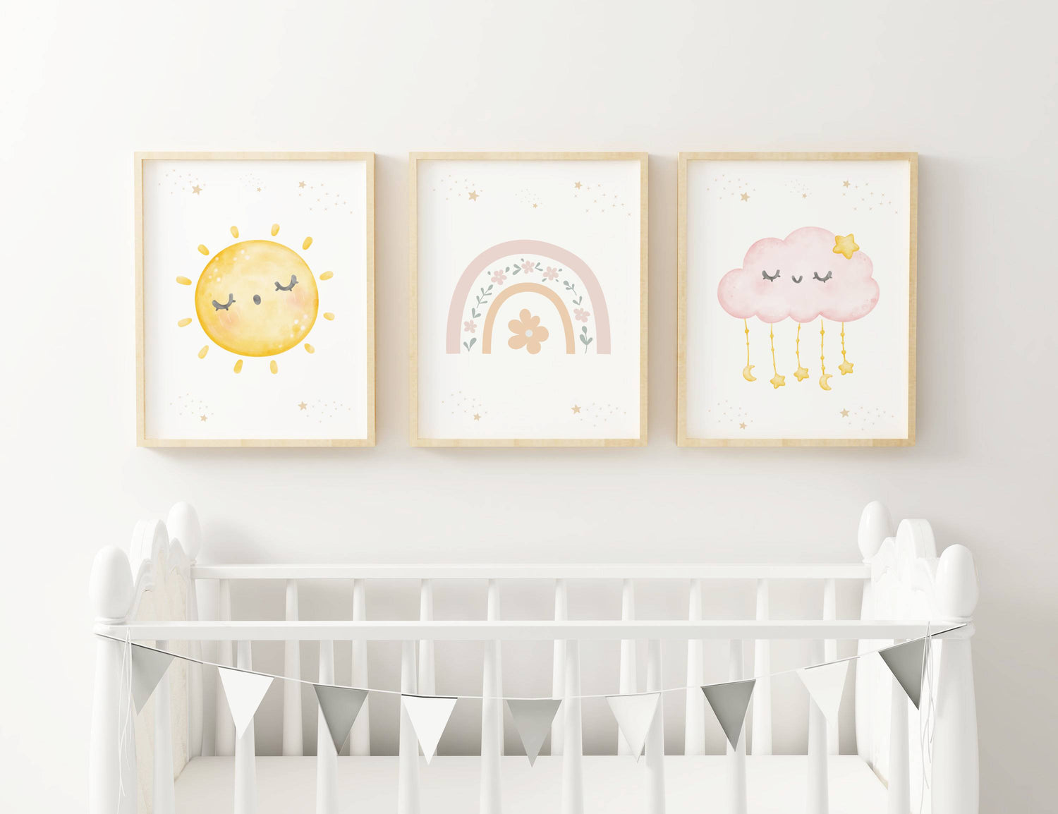 ❤️ Découvrez notre set de 3 affiches enfant au style bohème : un arc-en-ciel fleuri, un soleil et un nuage. &nbsp;L'affiche arc en ciel peut être personnalisée avec le prénom de votre petit trésor. Une touche unique et magique pour sa chambre !