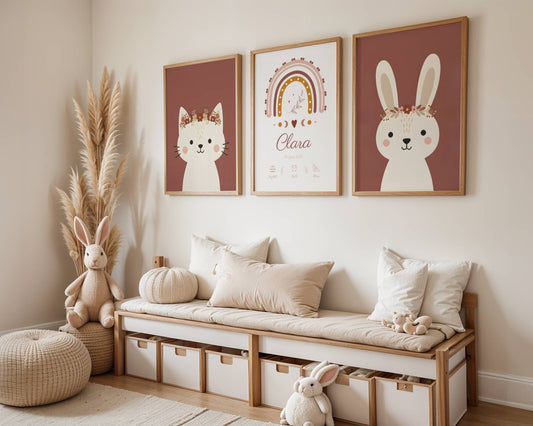 Sublimez la chambre de votre enfant avec ce lot de 3 affiches personnalisées au style bohème et chaleureux.

Ce trio harmonieux comprend un adorable chaton, un lapin malicieux et une affiche centrale personnalisable avec le prénom de votre choix et un arc-en-ciel terracotta. Idéal pour créer une atmosphère douce et apaisante.