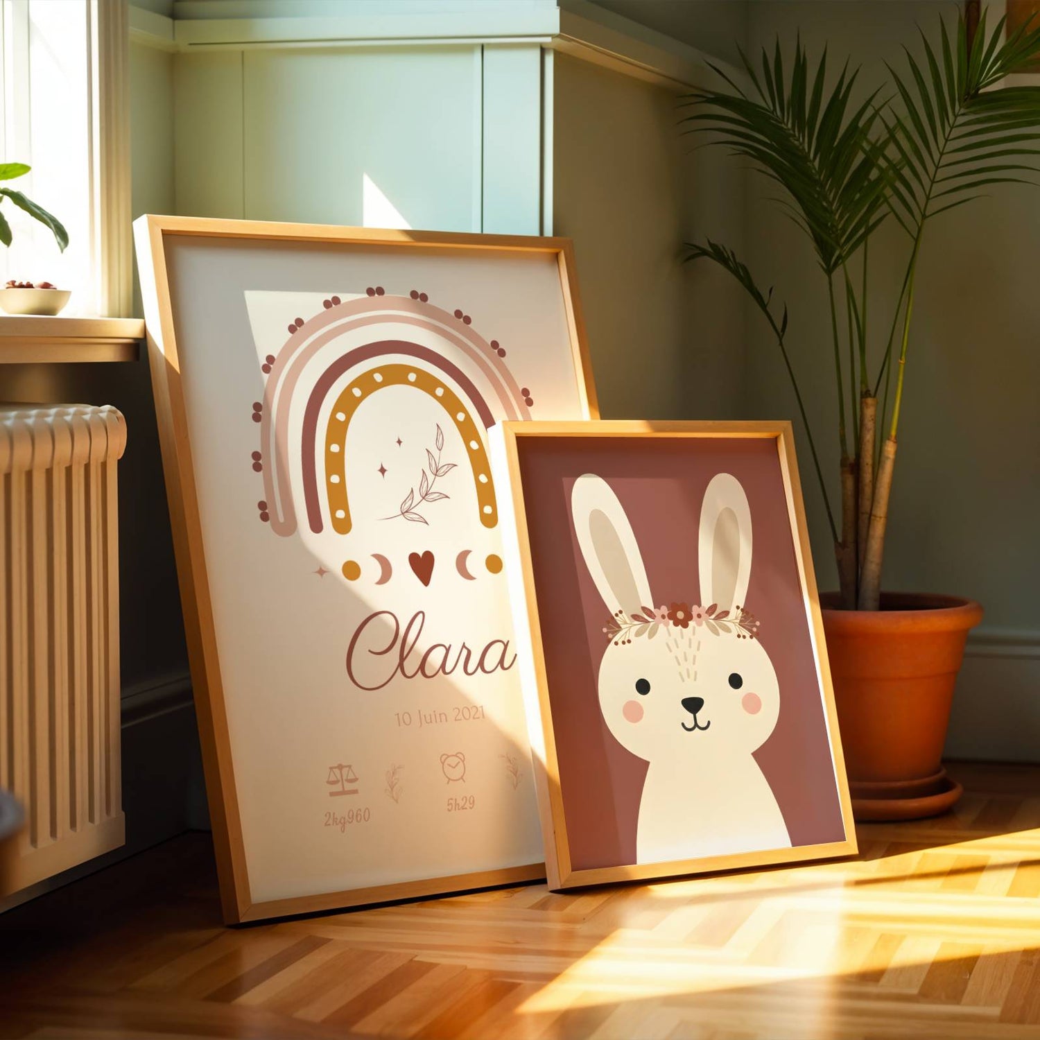 Sublimez la chambre de votre enfant avec ce lot de 3 affiches personnalisées au style bohème et chaleureux.

Ce trio harmonieux comprend un adorable chaton, un lapin malicieux et une affiche centrale personnalisable avec le prénom de votre choix et un arc-en-ciel terracotta. Idéal pour créer une atmosphère douce et apaisante.