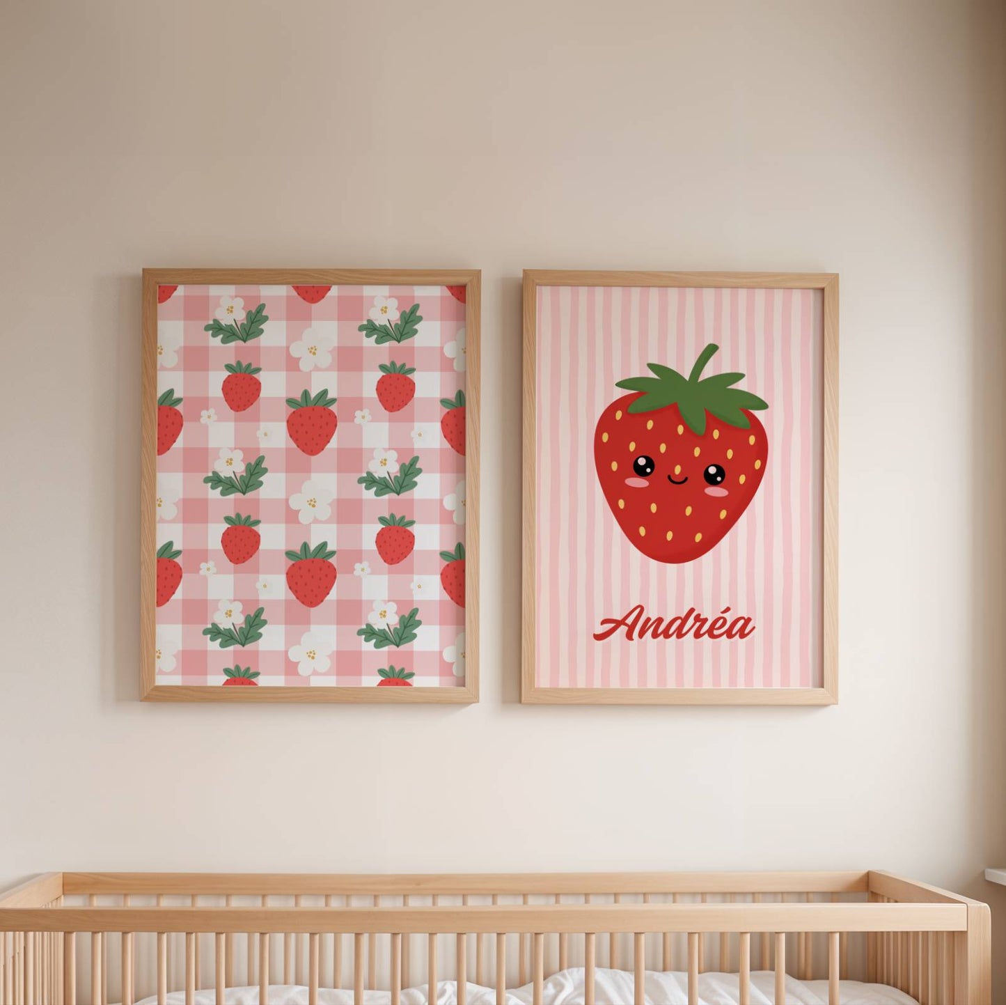Trio d'affiches murales enfantines au thème fraise kawaii et esthétique coquette. La première affiche présente un motif vichy rose et blanc parsemé de fraises et fleurs blanches. La seconde, centrale, montre une grande fraise souriante personnalisée avec le prénom Andréa sur fond rayé rose. La troisième affiche illustre deux fraises kawaii suspendues à un ruban rose à motifs fraises sur un fond de vagues roses. Palette de couleurs rouge, rose pastel et vert.