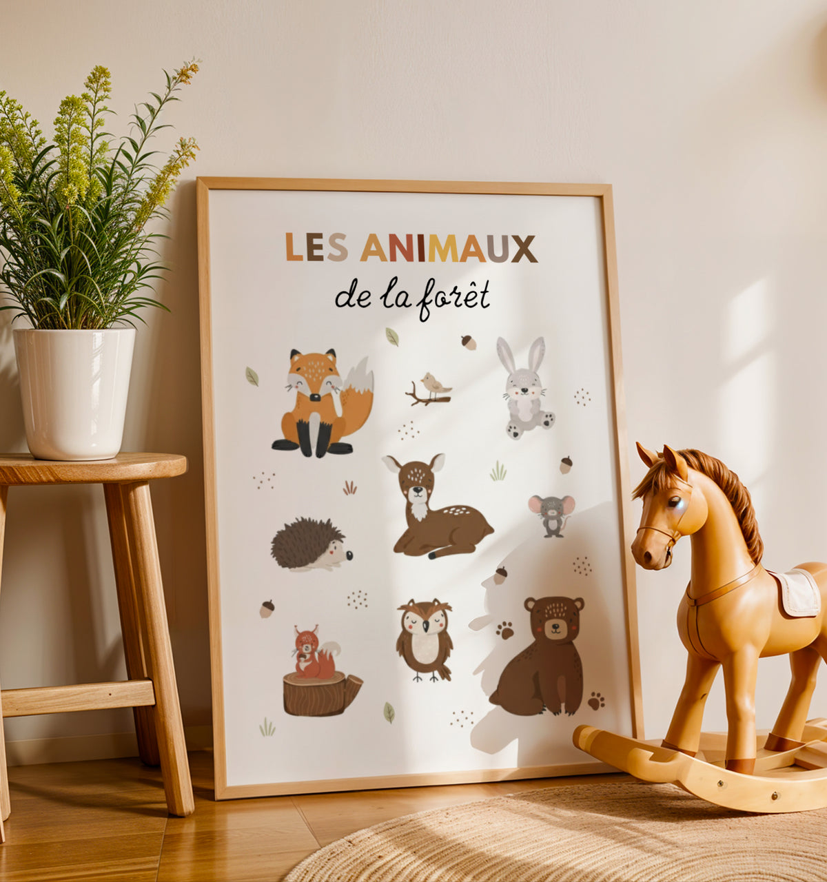 Ceci est une affiche décorative illustrant les animaux emblématiques de la forêt. Un indispensable pour créer un cocon de douceur et de sérénité dans la chambre de votre petit explorateur. 🌲🦊