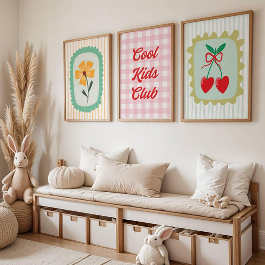 Lot de 3 affiches enfant – Cool Kids Club, cerises et fleurs colorées – Déco murale chambre ou salle de jeux – Affiche numérique