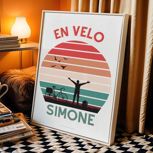 Affiche En Vélo Simone - Affiche voyage et vélo - Affiche vintage sunset avec vélo par Le Temps des Paillettes